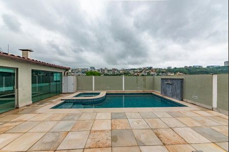 Casa à venda com 500m², 4 quartos e 4 vagas Casa à venda com 500m², 4 quartos e 4 vagasPiscina