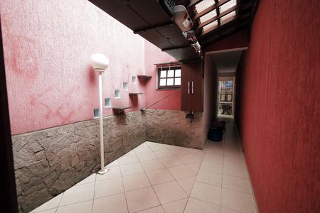 Casa à venda com 239m², 4 quartos e 2 vagas Casa à venda com 239m², 4 quartos e 2 vagasCorredor lateral