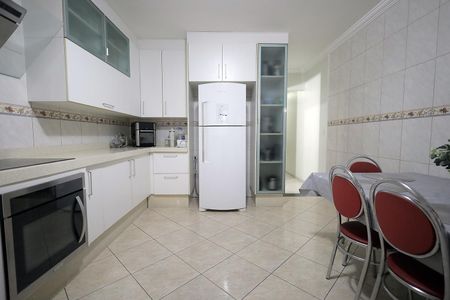 Casa à venda com 239m², 4 quartos e 2 vagas Casa à venda com 239m², 4 quartos e 2 vagasCozinha