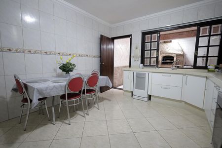 Casa à venda com 239m², 4 quartos e 2 vagas Casa à venda com 239m², 4 quartos e 2 vagasCozinha