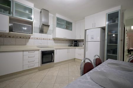 Casa à venda com 239m², 4 quartos e 2 vagas Casa à venda com 239m², 4 quartos e 2 vagasCozinha