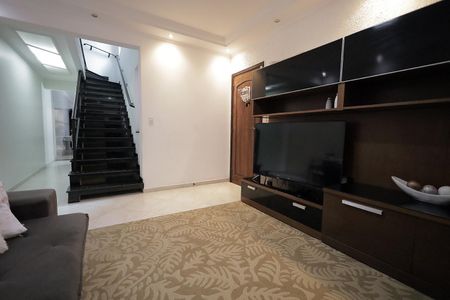 Casa à venda com 239m², 4 quartos e 2 vagas Casa à venda com 239m², 4 quartos e 2 vagasSala