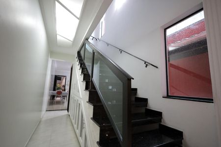 Casa à venda com 239m², 4 quartos e 2 vagas Casa à venda com 239m², 4 quartos e 2 vagasCorredor