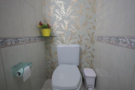 Casa à venda com 239m², 4 quartos e 2 vagas Casa à venda com 239m², 4 quartos e 2 vagasBanheiro Social