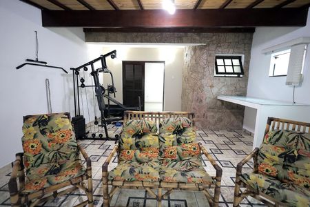 Casa à venda com 239m², 4 quartos e 2 vagas Casa à venda com 239m², 4 quartos e 2 vagasVaranda