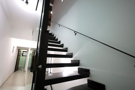 Casa à venda com 239m², 4 quartos e 2 vagas Casa à venda com 239m², 4 quartos e 2 vagasCorredor