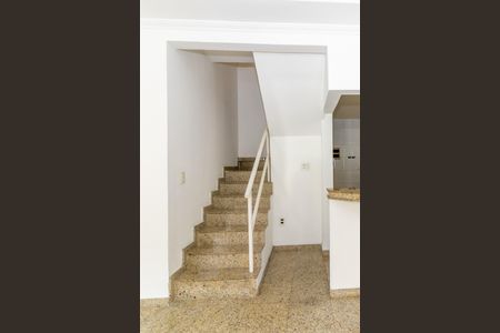 Casa de condomínio para alugar com 89m², 2 quartos e 2 vagas Casa de condomínio para alugar com 89m², 2 quartos e 2 vagasEscada