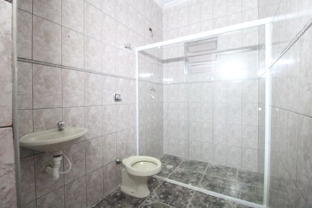 Banheiro comum de casa para alugar com 2 quartos, 60m² em Granja Nossa Senhora Aparecida, São Paulo