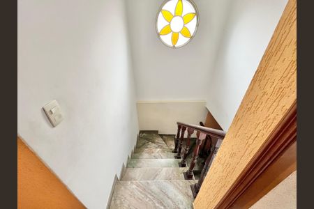 Casa à venda com 99m², 3 quartos e 2 vagasEscada