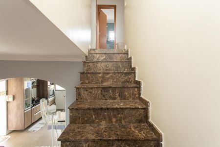 Casa à venda com 300m², 3 quartos e 2 vagas Casa à venda com 300m², 3 quartos e 2 vagasEscada