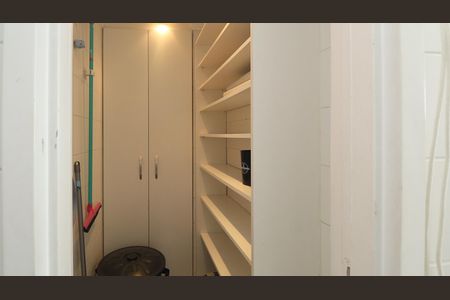 Apartamento à venda com 388m², 4 quartos e 4 vagas Apartamento à venda com 388m², 4 quartos e 4 vagasDespensa