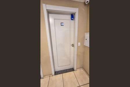 Apartamento à venda com 55m², 2 quartos e sem vagaPorta de entrada do apartamento com Porta chaves 