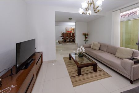 Casa à venda com 284m², 4 quartos e 4 vagasSala
