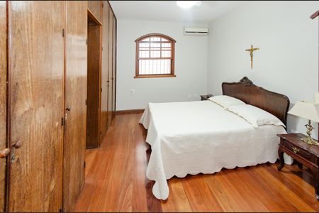 Casa à venda com 284m², 4 quartos e 4 vagasSuíte