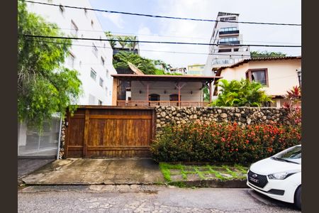 Casa à venda com 284m², 4 quartos e 4 vagasFachada