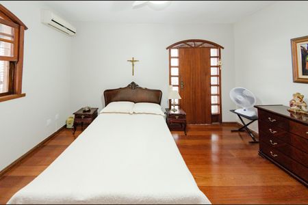 Casa à venda com 284m², 4 quartos e 4 vagasSuíte