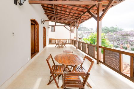 Casa à venda com 284m², 4 quartos e 4 vagasVaranda