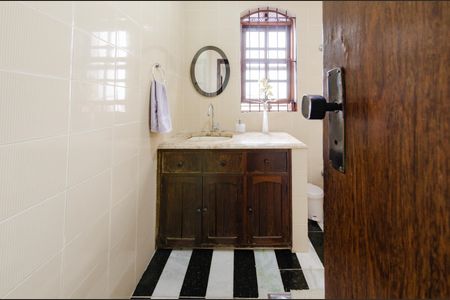 Casa à venda com 284m², 4 quartos e 4 vagasBanheiro social