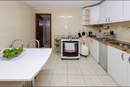 Casa à venda com 284m², 4 quartos e 4 vagasCozinha