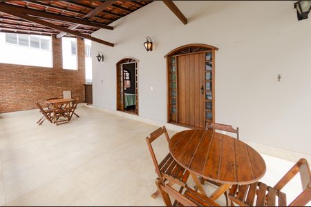 Casa à venda com 284m², 4 quartos e 4 vagasVaranda