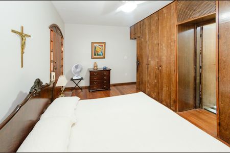 Casa à venda com 284m², 4 quartos e 4 vagasSuíte