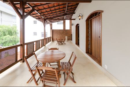 Casa à venda com 284m², 4 quartos e 4 vagasVaranda