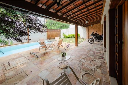 Casa à venda com 284m², 4 quartos e 4 vagasÁrea externa