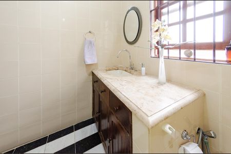Casa à venda com 284m², 4 quartos e 4 vagasBanheiro social