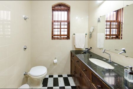 Casa à venda com 284m², 4 quartos e 4 vagasBanheiro suíte