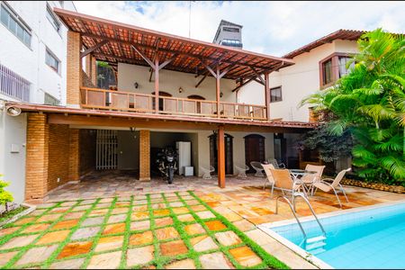 Casa à venda com 284m², 4 quartos e 4 vagasÁrea externa