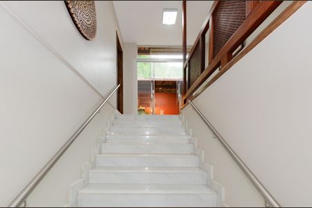 Casa à venda com 284m², 4 quartos e 4 vagasEscada