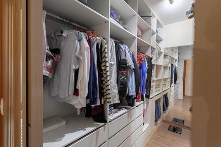 Casa à venda com 256m², 3 quartos e 4 vagasCloset da suíte