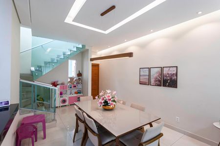 Sala de casa à venda com 3 quartos, 256m² em Monte Castelo, Contagem