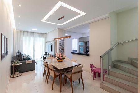 Sala de casa à venda com 3 quartos, 256m² em Monte Castelo, Contagem