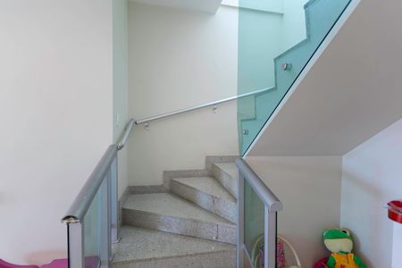 Casa à venda com 256m², 3 quartos e 4 vagasEscada