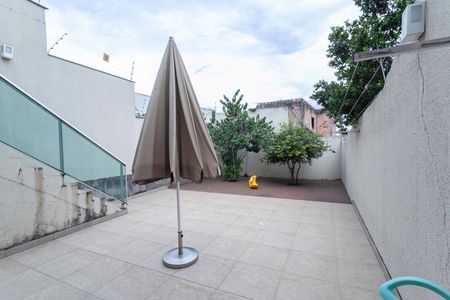 Casa à venda com 256m², 3 quartos e 4 vagasQuintal