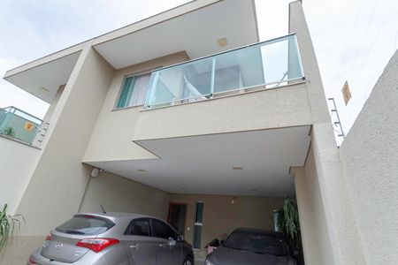 Casa à venda com 256m², 3 quartos e 4 vagasFachada