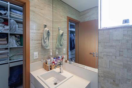 Casa à venda com 256m², 3 quartos e 4 vagasBanheiro da suíte 