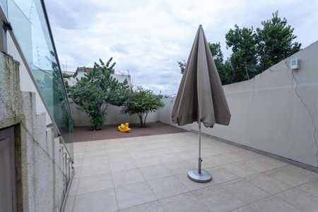 Quintal de casa à venda com 3 quartos, 256m² em  Xangrilá, Contagem