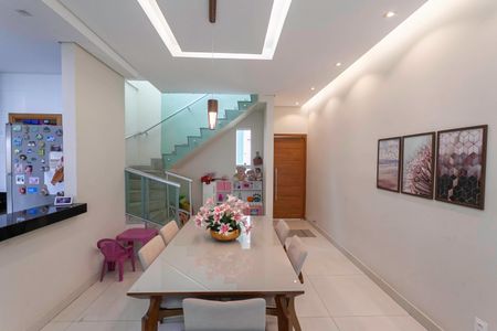 Casa à venda com 256m², 3 quartos e 4 vagasSala