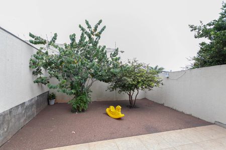 Casa à venda com 256m², 3 quartos e 4 vagasQuintal