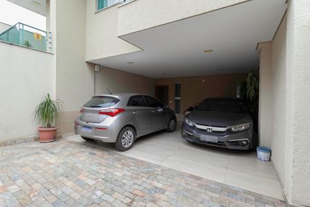 Garagem de casa à venda com 3 quartos, 256m² em  Xangrilá, Contagem