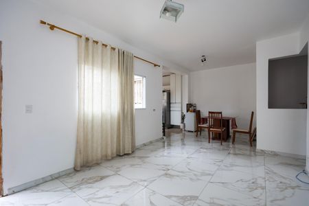 Casa à venda com 180m², 3 quartos e 2 vagas Casa à venda com 180m², 3 quartos e 2 vagasSala