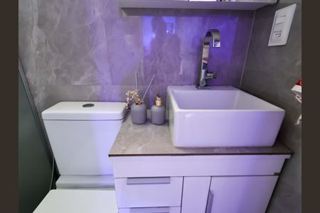 Apartamento à venda com 49m², 2 quartos e 1 vagaDetalhe do banheiro