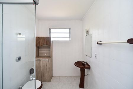 Banheiro de apartamento para alugar com 1 quarto, 43m² em Passo D’areia, Porto Alegre