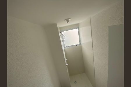 Banheiro de apartamento para alugar com 2 quartos, 42m² em Santa Cruz, Rio de Janeiro