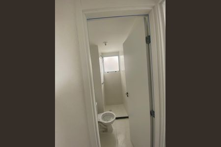 Banheiro de apartamento para alugar com 2 quartos, 42m² em Santa Cruz, Rio de Janeiro