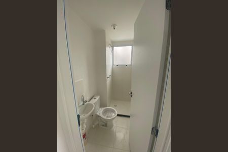 Banheiro de apartamento para alugar com 2 quartos, 42m² em Santa Cruz, Rio de Janeiro