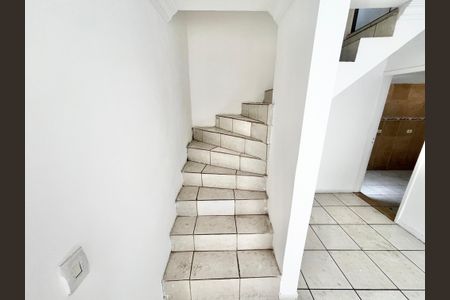 Casa de condomínio à venda com 100m², 2 quartos e 1 vagaEscada