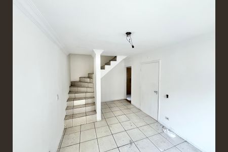 Sala de casa de condomínio à venda com 2 quartos, 100m² em Jardim Sonia, São Paulo